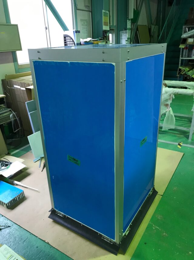 粉砕機の騒音対策～簡易設置できるキャスター付き防音カバーをお客様にて組み立て・設置