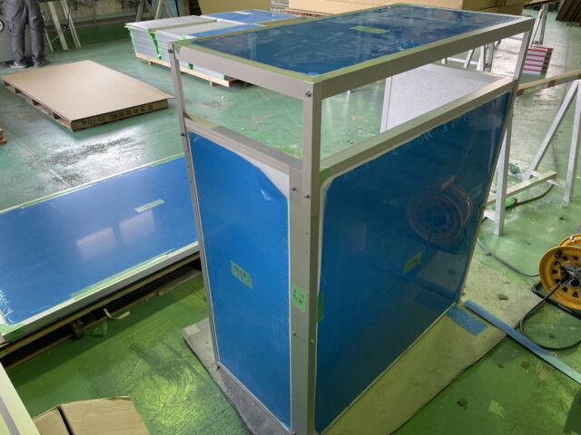 室外機の騒音対策～開口部を三段階調整できる防音カバーを製作