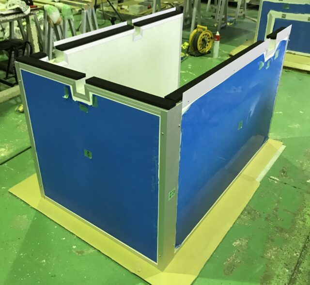 業務用冷凍庫モーター音の騒音対策～熱を考慮した開放型の3面体防音カバーを製作