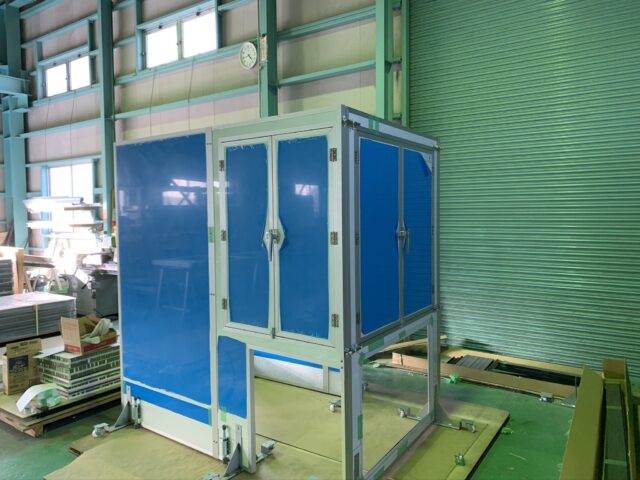 ベルトコンベア用防音パーテーションを製作～扉付きなど様々なオプションに対応