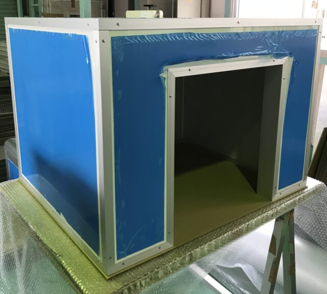 個人宅のエアコンプレッサー稼働音対策～低音域対応の一体型5面体防音ボックスを製作￼