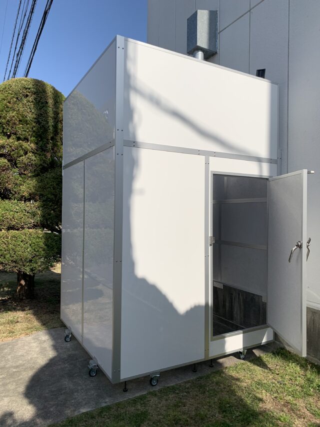 大型室外機の騒音対策～簡単に解体・移動が可能な防音カバーを製作・設置