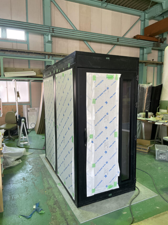 展示用試作防音室～音響用製品『shizuka stillness panel SDM』を使用して意匠性に対応