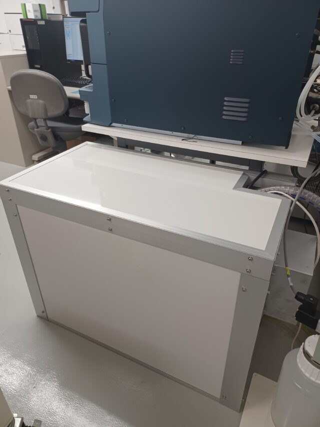 実験機器用コンプレッサーの騒音対策～配線用の開口付きの防音ボックスで約10dB低減