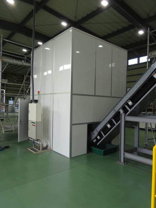 破砕機の騒音対策～特注防音カバー施工により約15㏈の低減に成功し生産性が向上