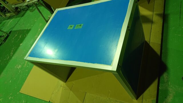 高熱金属用の冷却送風機の騒音対策～防音カバー＋パーティションで11dB低減