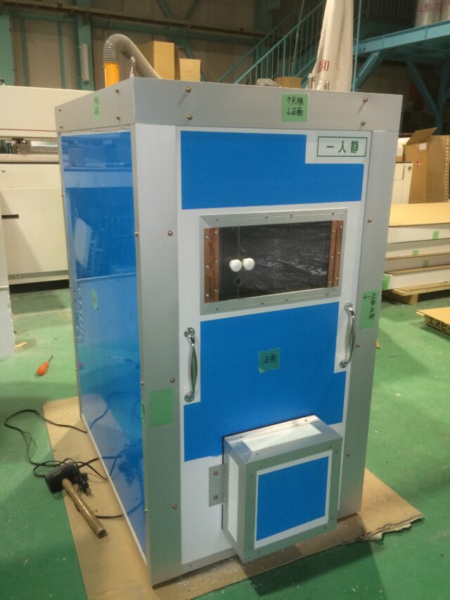 コンプレッサーの騒音対策～開閉可能なアクリル窓付き防音ボックスで操作や点検を容易に