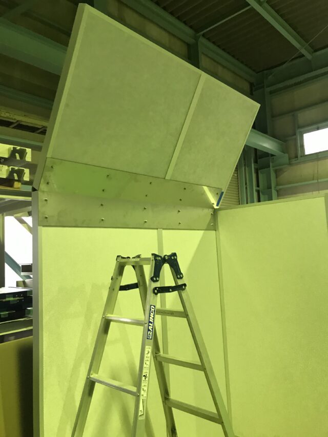 アパートの室外機への騒音対策～音の回り込みと屋外設置に配慮した2面体の防音カバーを製作