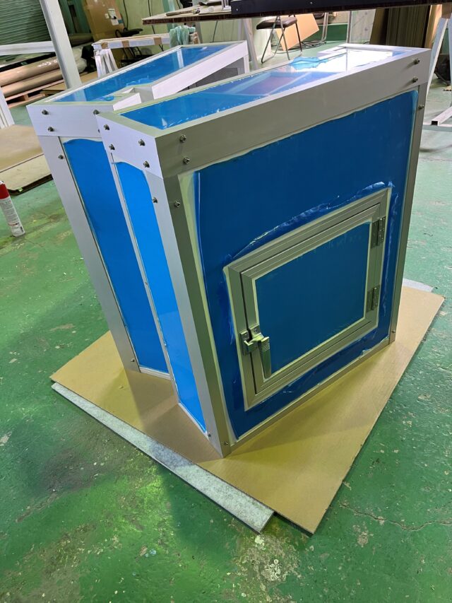 BOX装置の吸排気ファンの騒音対策～壁に設置可能＆操作用の扉付きの防音カバーを製作