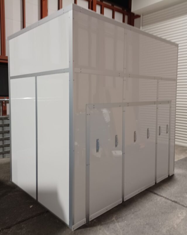 【第4種区域内】粉砕機の騒音対策～意匠性と部材投入部の防音性を高めた防音カバーを製作