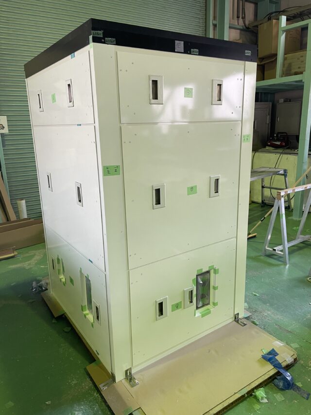 クリーンルーム内試験機の低周波騒音対策～発塵抑制＆意匠性に特化した防音ボックスを製作