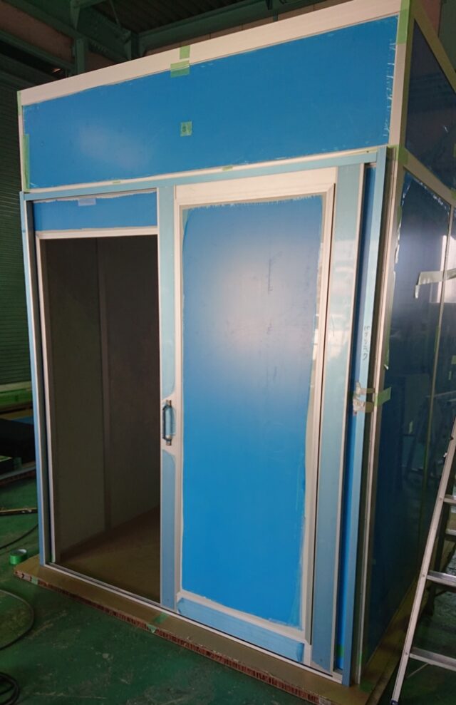 家電メーカー様工場にステンレス切断用防音室を導入～スライド扉で通路の安全を確保