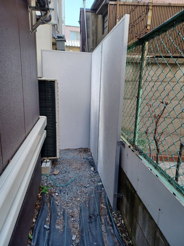 業務用室外機騒音対策＠東京都～高さ2mの防音壁を使用し30dbの低減に成功