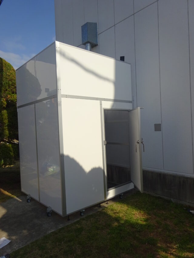 屋外ポンプの騒音対策用に防音カバーを製作～不陸な地面でも安定した設置が可能