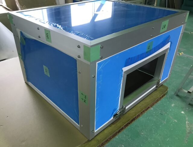 樹脂材切断機の騒音対策～使用頻度により仕様変更可能な点検扉付きの5面体防音カバーを製作