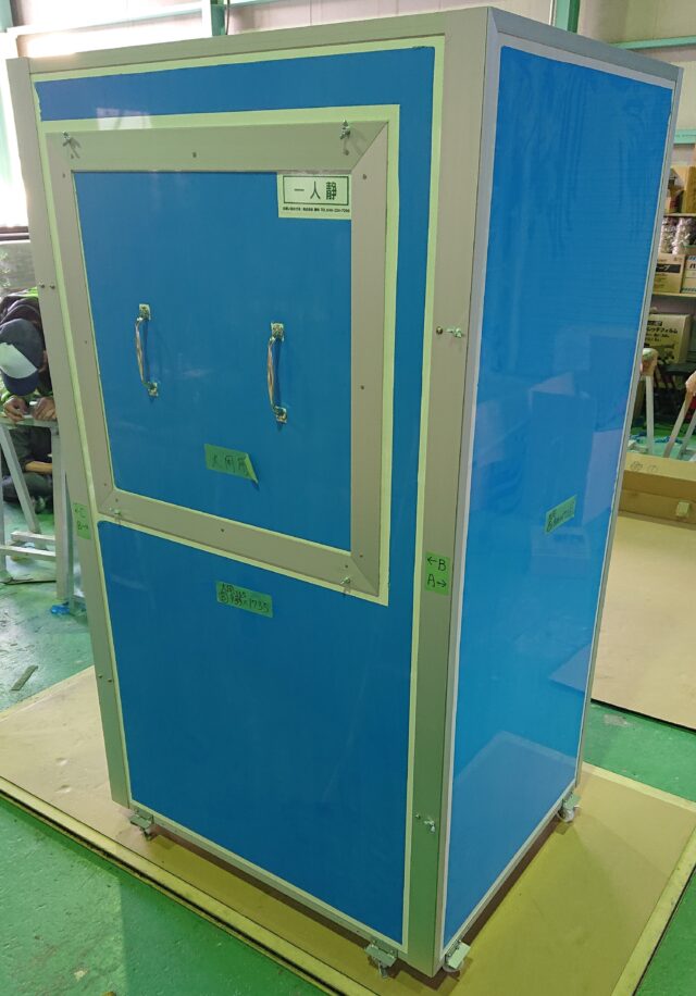 冷却装置（チラー）の騒音対策～状況に応じて分割可能な4面体の防音カバーを製作