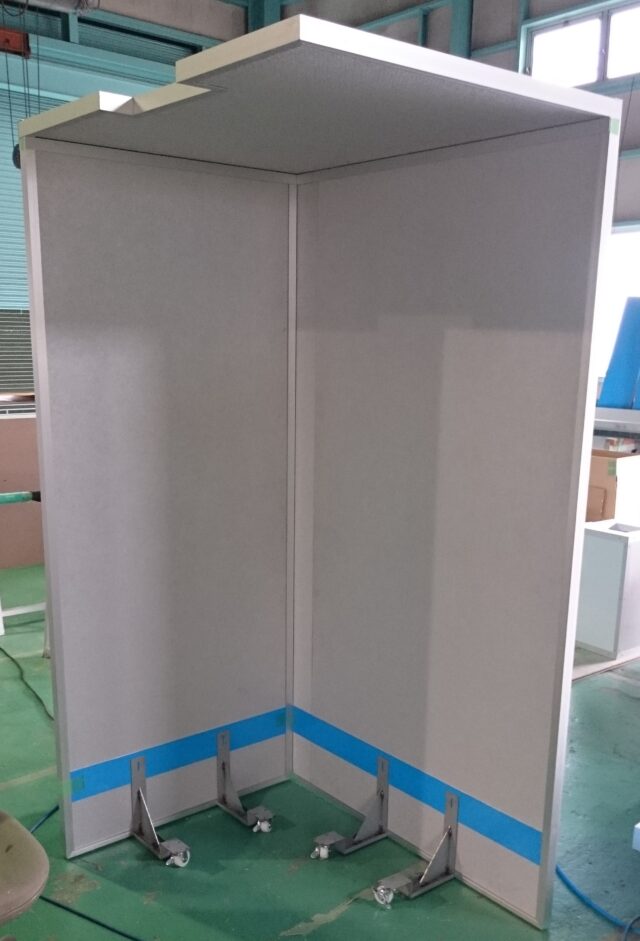 食品工場内真空ポンプの騒音対策～放熱性パネルを採用したキャスター付き防音カバーで12dB低減