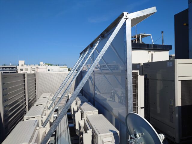 マンション屋上室外機の騒音対策～音の回折を注視した庇有り防音壁を製作