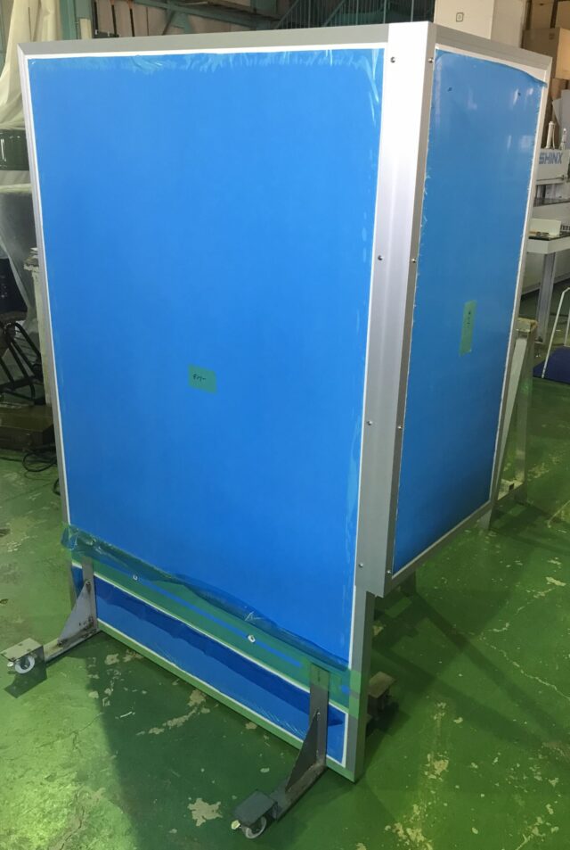 チラー（冷却水循環装置）の騒音対策～端材を活用し2面体のキャスター付き防音カバーを製作