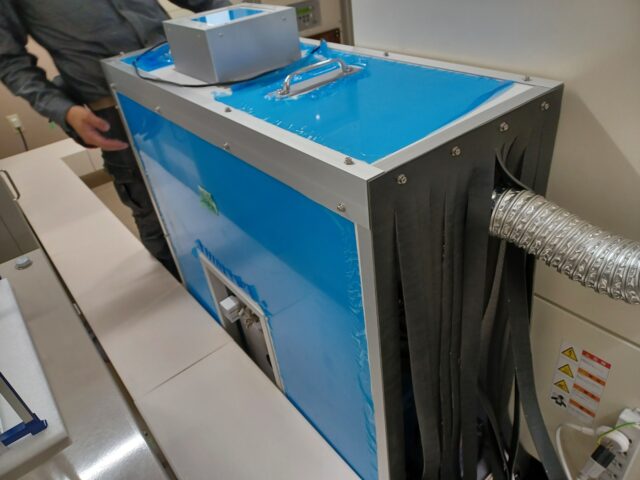 真空ポンプのモーター音の騒音対策@兵庫県～防音カバーにより14dBの低減に成功