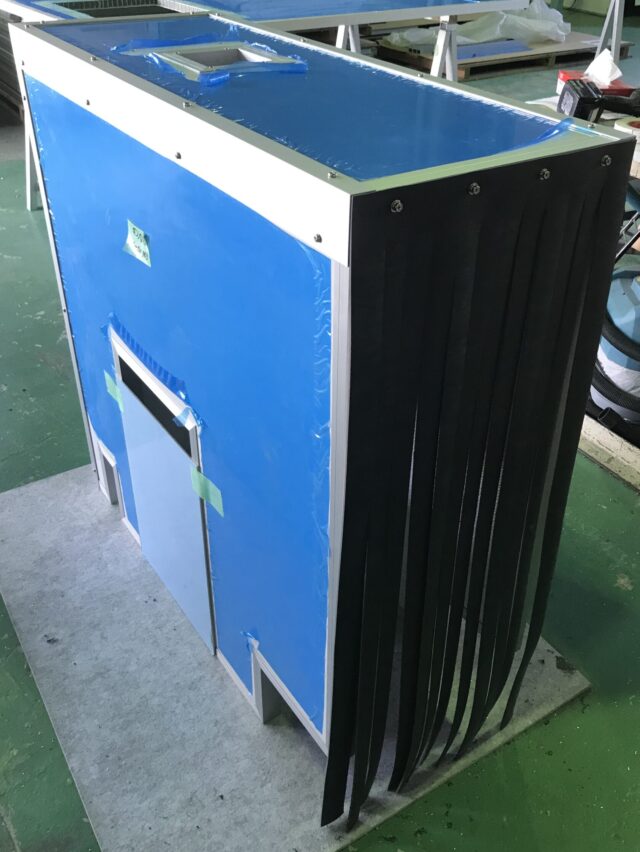 ドライ真空ポンプ稼働音の騒音対策～パネル設置が難しいスペースもゴムシートを使って防音対応