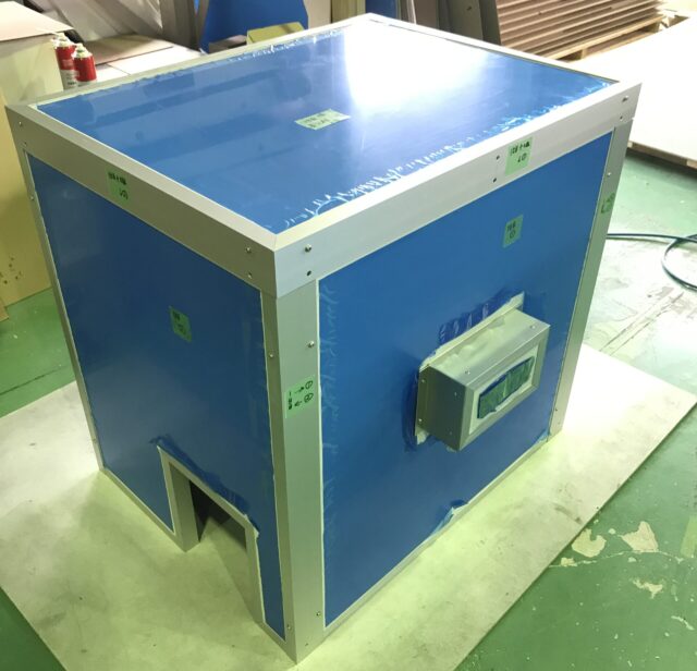 コンプレッサー用5面体防音ボックスにて労働環境を改善～必要換気量算出し的確な熱対策をご提案