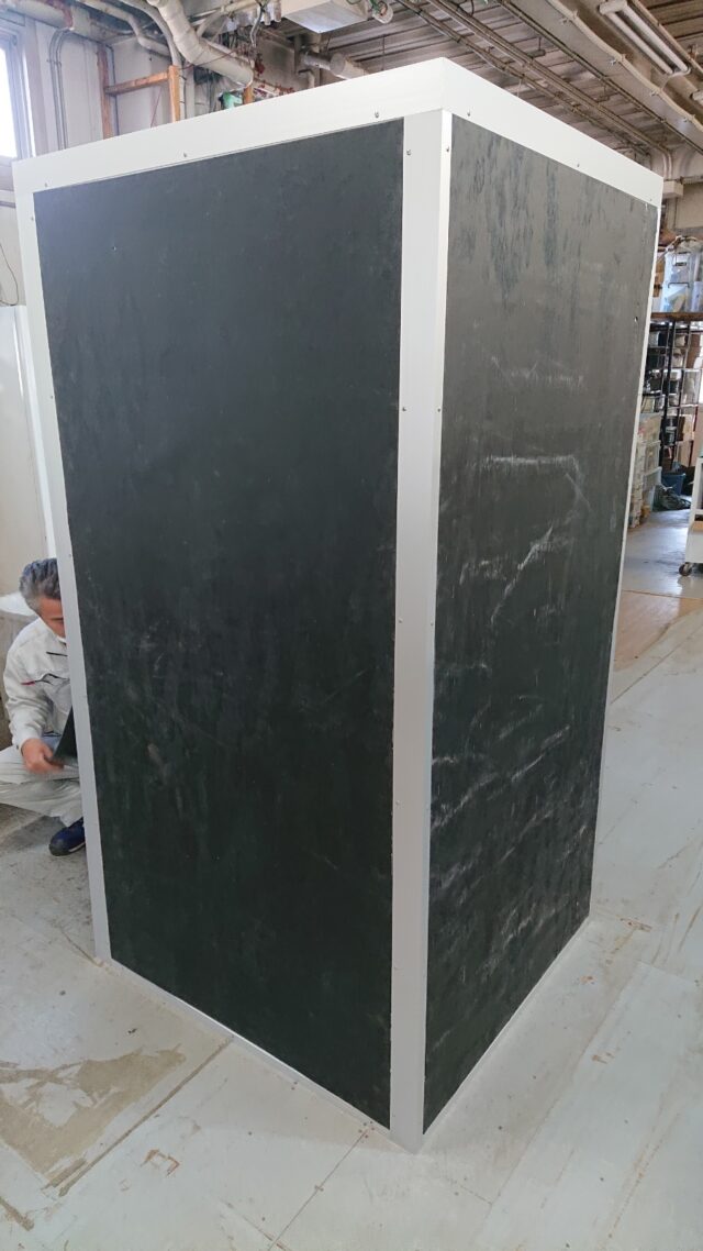 既存の防音ブースの上から遮音シートを貼り付ける実験～30分の作業で遮音性能が20dB→25dBに向上