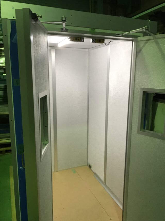 試験振動機用5面体防音ボックスにて試験環境を改善～扉部にドアクローザーと電磁ロックを取付けて安全仕様に