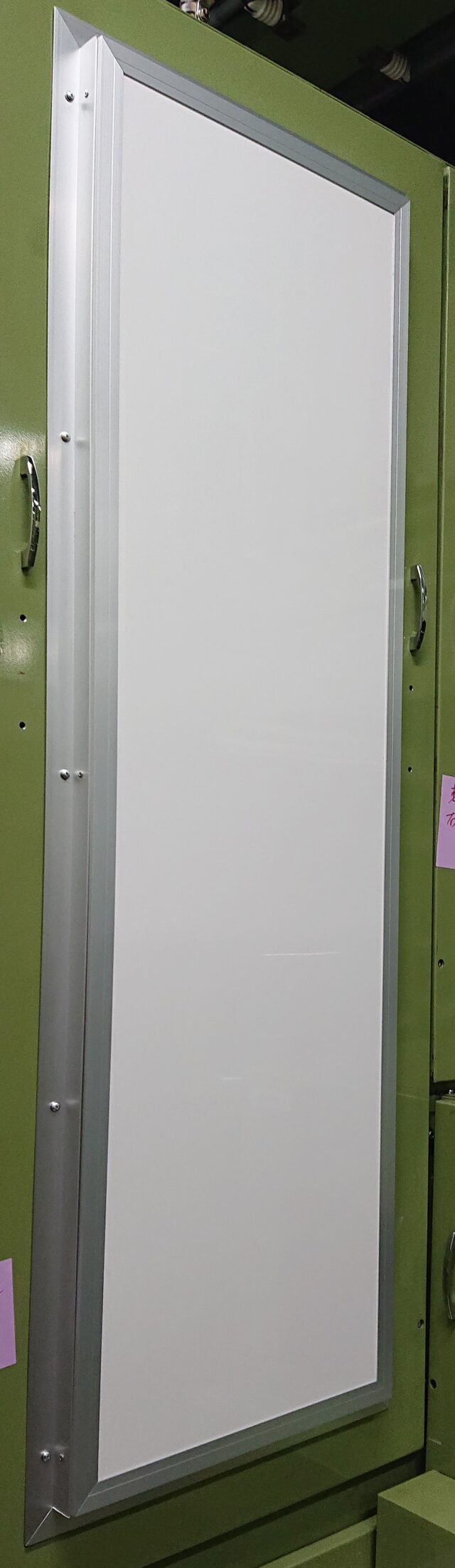 既存のモーターボックスにパネルを取付けて騒音対策