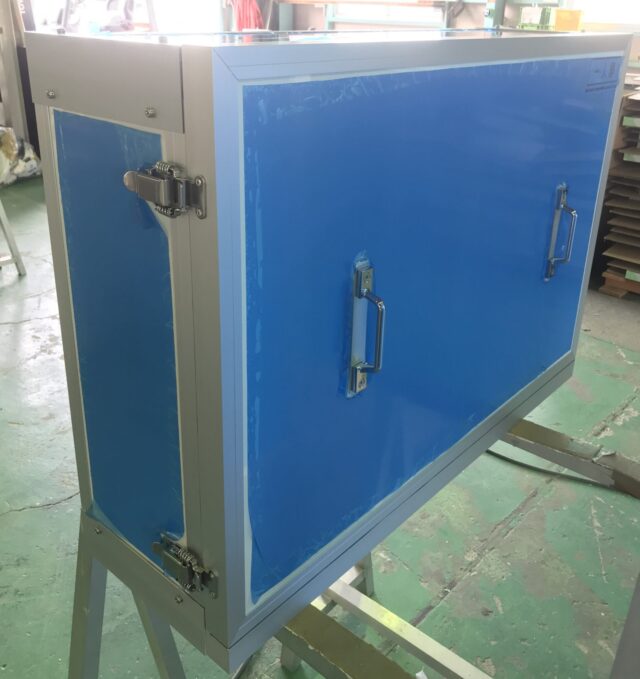 住宅外壁にある電動モーターの騒音対策～パチン錠を採用した取り外し容易な5面体防音BOXを製作