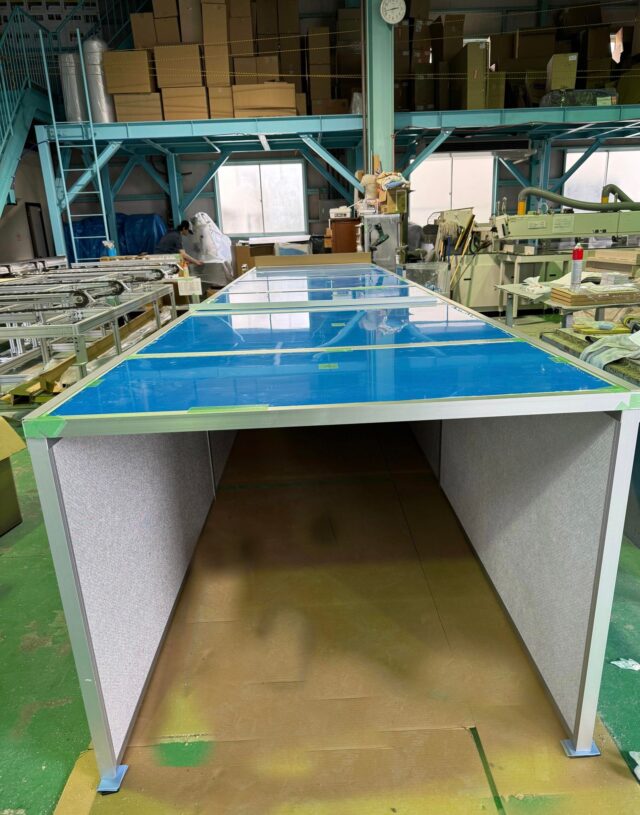 プラスチック粉砕機の騒音対策～全長6m（点検用の扉付き）の3面体防音カバーを製作