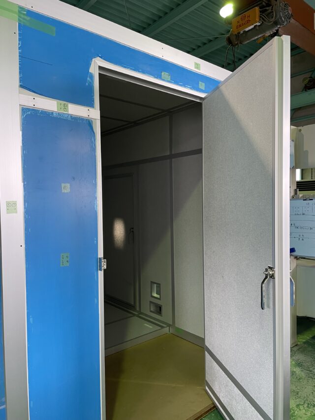 測定機器の騒音対策～グレーチングを活用して床面にも防音パネルを設置した6面体防音室を製作