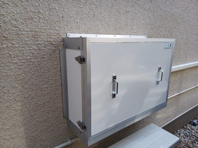 電動シャッターのモーター音の騒音対策～壁面に固定する5面体の防音カバーを製作