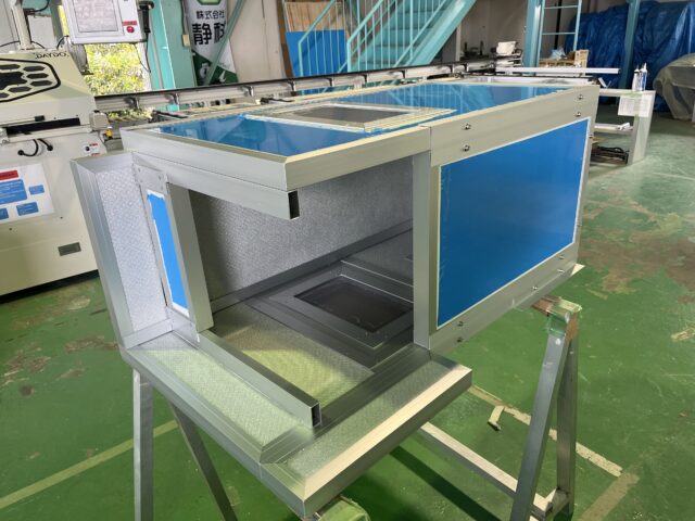 粉砕機入口配管の騒音対策～底面設置の片開式小扉は重力で開かないようマグネットロック式を採用