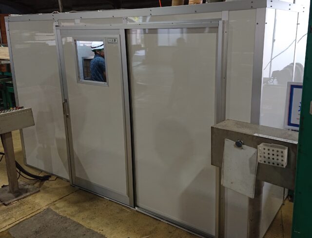 木工切断機の騒音対策～機械を床なし防音室で囲うことで約12dBの騒音低減に成功