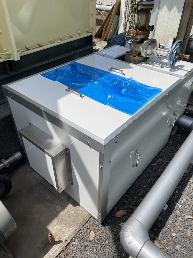 井水汲み上げポンプの稼働音対策～通気も考慮した開口部を設けた5面体防音カバーを設置し約20dB低減