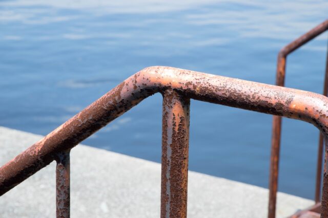 防音材として優れた素材は何か～耐食性などの観点からアルミ・鉄・ステンレスを比較