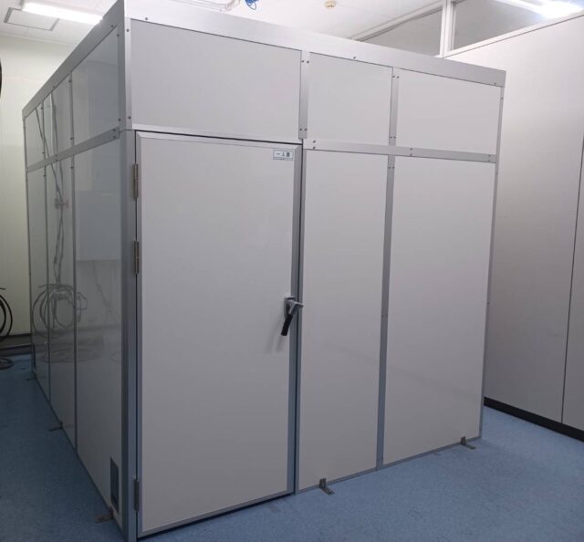 測定環境の防音対策～防音室導入により13dBの低減に成功し室内暗騒音は24dBを達成