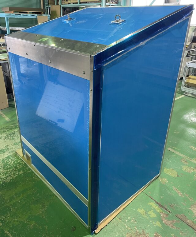 屋外大型通風器の防音対策～既存アルミ材からステンレス材に変更し積雪を考慮した4面体防音カバーを製作