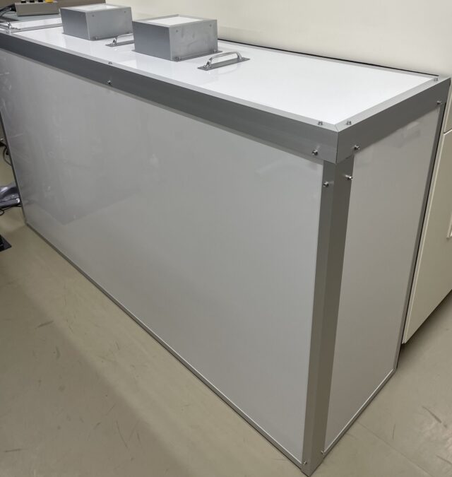 屋内コンプレッサーの防音対策@大阪～既設設備を活用した4面体防音カバーを設置