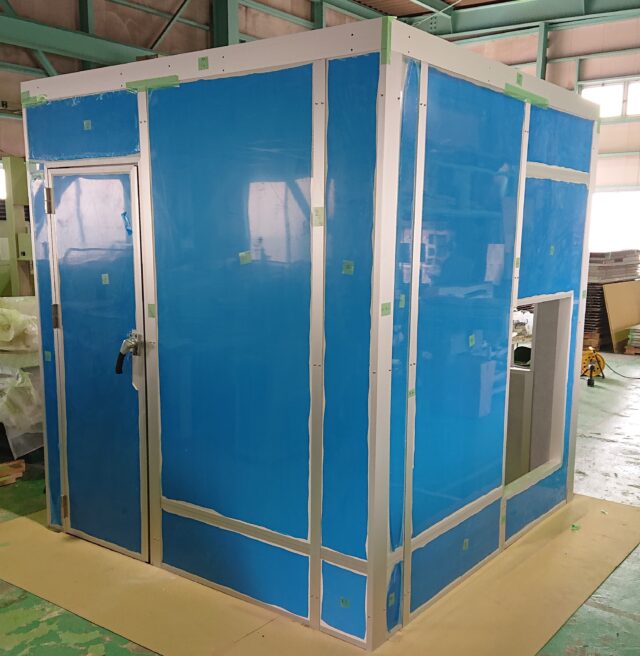 脱臭用ブロワー装置向け防音カバー～ロックハンドルのリニューアルで密閉力を改善