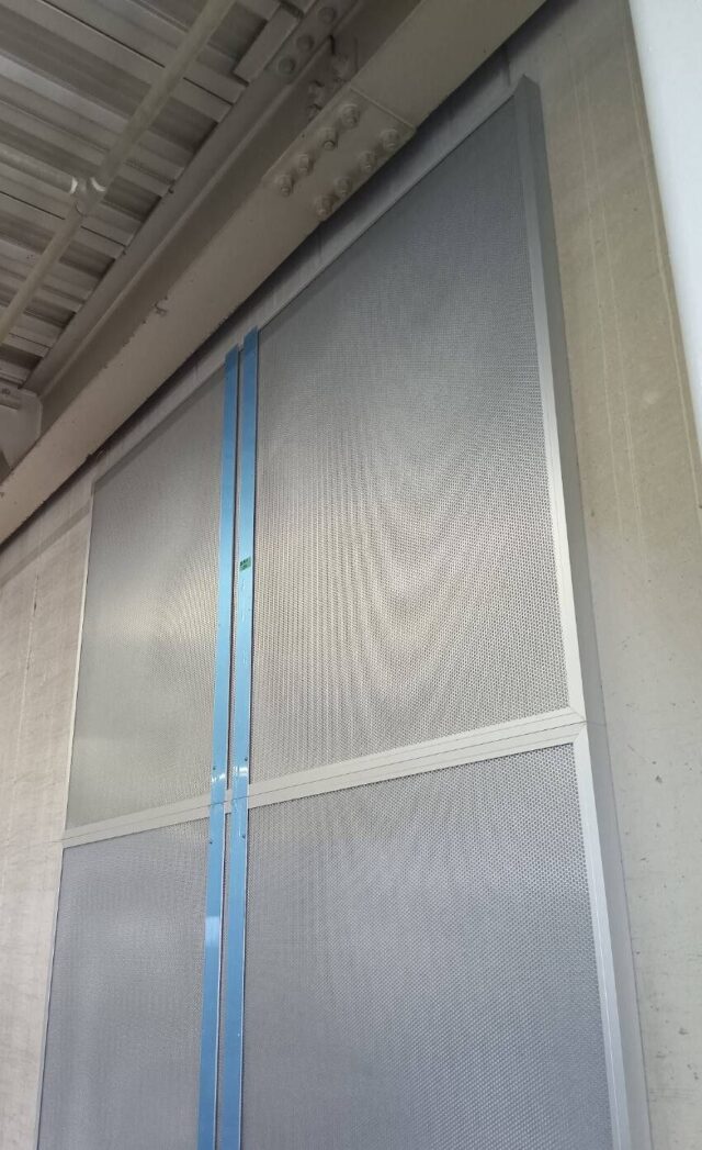 工場内のクリーンルーム化に向けた壁面防音工事～粘着テープと接着剤を併用した接着工法にて施工