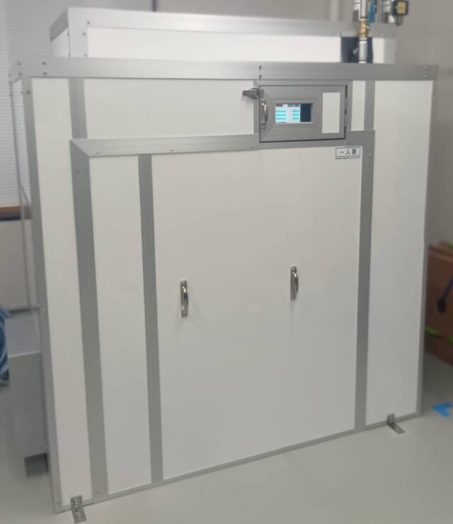 コンプレッサーの防音工事～「一人静 タイプD」使用の天面開口防音カバーによりファンなしで熱対策と10dBの低減に成功