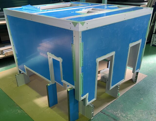 ルーツブロワーの騒音対策～現場の複雑な配管に適した5面体防音カバーにて敷地境界線騒音基準値に対応