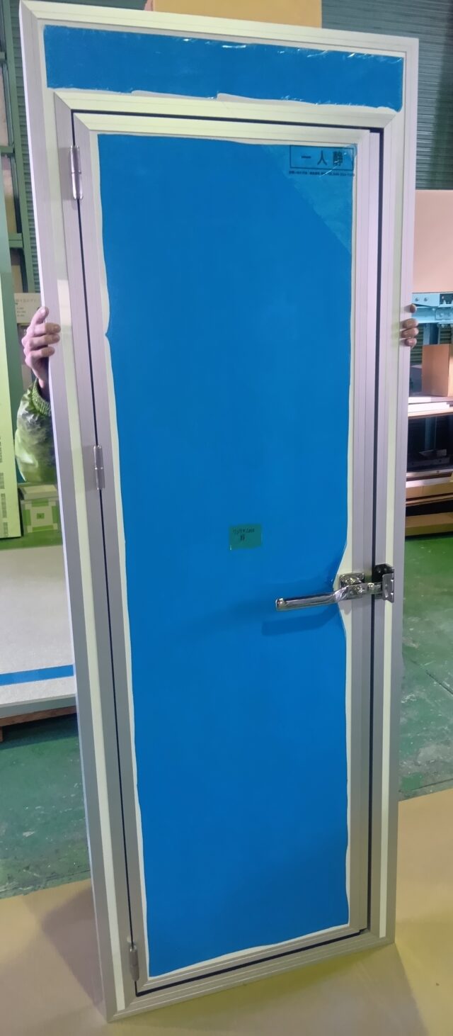 閑静な住宅街エリアにある分析施設の室外機の騒音対策～片扉付き3面体の防音壁により敷地境界上で20dB低減