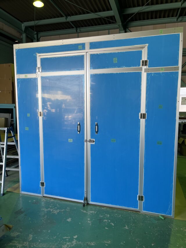 大型粉砕機の騒音対策＠愛知～機械の出し入れ可能な大型扉を設置した防音カバーで労働環境を改善