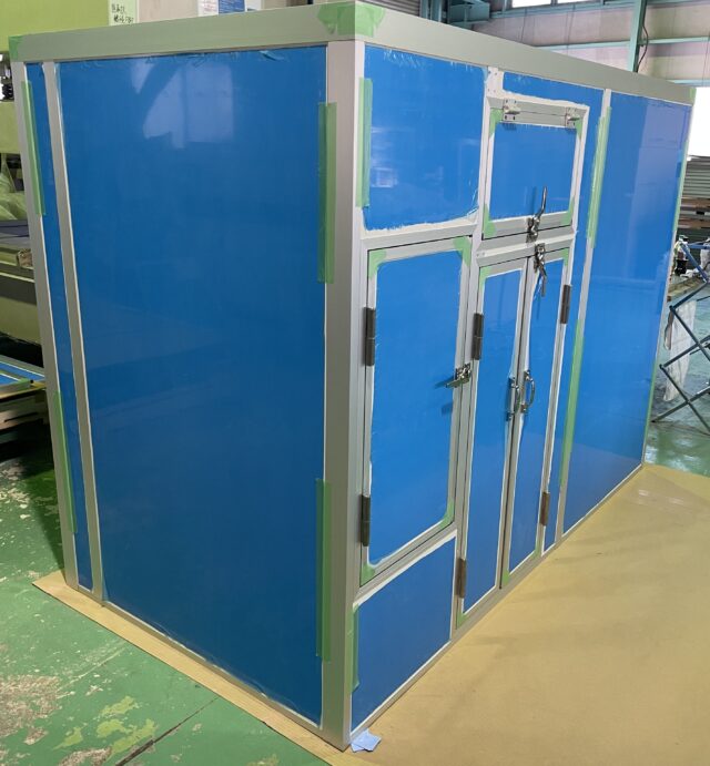 粉砕機の騒音対策＠愛知～密閉性の高い扉を採用した機械2台分の5面体防音カバーを製作