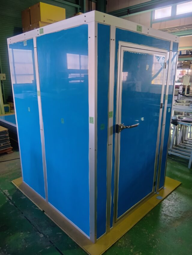 屋外用ドライルーツ式真空ポンプの騒音対策＠大阪府～「一人静タイプA」使用の4面体防音カバーで約12dB低減