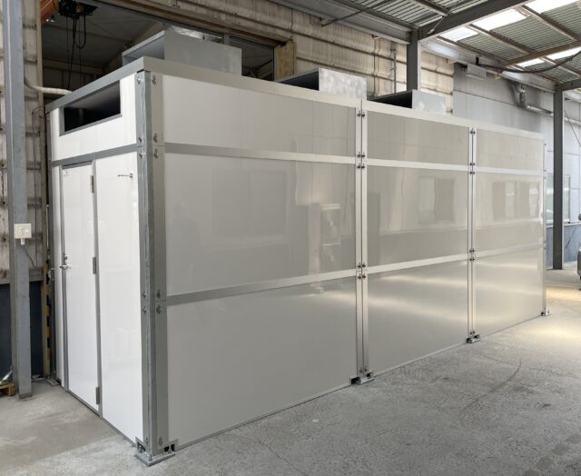 パッケージ型コンプレッサーの騒音対策@岡山～屋外移設向けに「一人静 タイプL薄型」採用の5面体防音カバーを製作