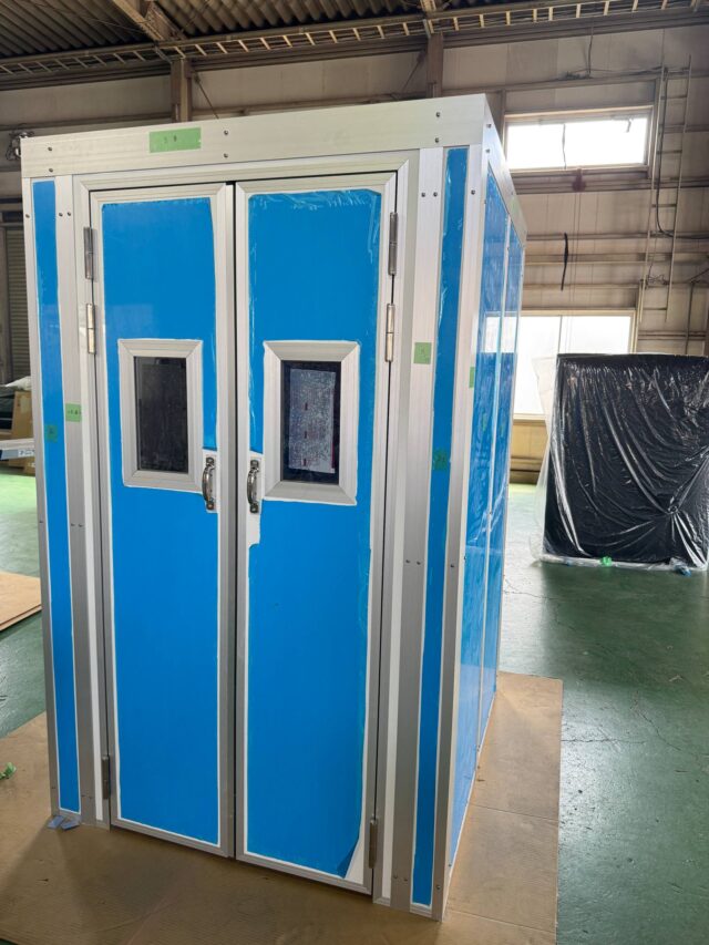 衝撃試験機の騒音対策 ～扉部にクローザを取り付け作業の安全性と効率に配慮した5面体防音室を製作